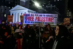 احتج الناس على زيارة رئيس الوزراء الإسرائيلي بنيامين نتنياهو إلى الولايات المتحدة حاملين الأعلام واللافتات المختلفة أمام البيت الأبيض في واشنطن العاصمة، الولايات المتحدة في 4 فبراير/شباط 2025. وحملوا يافطة كبيرة يطالبون فيها بـ "فلسطين حرة".