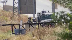 السلطات الإسرائيلية نصبت حواجز وبوابات على مداخل جميع القرى الفلسطينية.