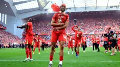 احتفال لاعبي ليفربول بعد التتويج بلقب الدوري الإنجليزي الممتاز للمرة العشرين في تاريخه