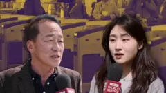 인터뷰하고 있는 시민들 뒤로 지하철 개찰구가 보인다