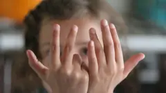 8వేళ్ళు చూపుతున్న చిన్నారి