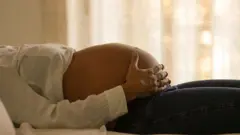 Dubartii harka ishee garaa ulfaa ofiirra keesse