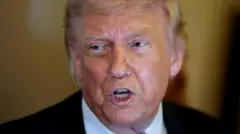 Trump yakından yüzü çekilen fotoğrafta konuşuyor. 