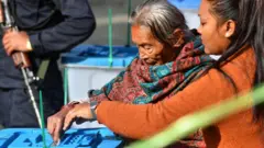 मतदान गर्दै जेष्ठ नागरिक ﻿