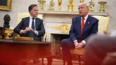 O presidente dos EUA, Donald Trump, e o secretário-geral da OTAN, Mark Rutte, durante seu encontro no Salão Oval da Casa Branca, em Washington