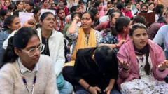प्रदर्शन करती छात्राएं