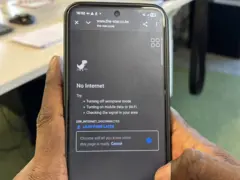 Ifoto igaragaza umuntu afise telefone mu ntoke nta internet ifise