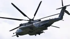 Un helicóptero militar de Estados Unidos vuela sobre el aeródromo José Aponte de la Torre Airport en Puerto Rico.