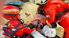 လေးမျက်နှာ၊ စစ်တုန်းကျေးရွာက ပိတ်မိနေတဲ့ ဒေသခံတစ်ဦးကို ကယ်ဆယ်နေတဲ့မြင်ကွင်း