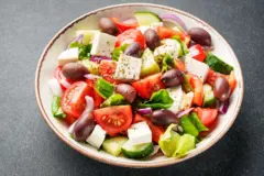 Prato colorido de legumes, sementes e queijo, no estilo mediterrâneo