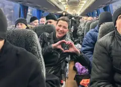 Звільнені у автобусі, в центрі жінка показує сердечко