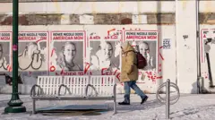 Una persona pasó frente a una parada de autobús donde se colocaron carteles en honor a Renee Good el 19 de enero de 2026 en Minneapolis, Minnesota. Las protestas y manifestaciones continúan en Minneapolis y St. Paul después de que un agente de ICE disparó fatalmente a Good en su automóvil durante un incidente en el sur de Minneapolis el 7 de enero. (Foto de Brandon Bell/Getty Images)