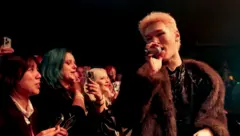 팬들 앞에서 공연 중인 배인