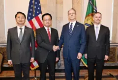 최상목 부총리 겸 기획재정부 장관(왼쪽에서 두 번째)이 안덕근 산업통상자원부 장관(왼쪽)과 함께 2미국 재무부에서 열린 '한-미 2+2 통상협의'에 참석해 스콧 베센트 미국재무장관(오른쪽에서 두 번째)과 제이미슨 그리어 미국무역대표부 대표(오른쪽)와 기념사진을 촬영하고 있다