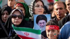 இரான் மீது குண்டு வீசப்போவதாக மிரட்டிய டிரம்ப் திடீரென போர்நிறுத்தத்தை ஏன் நீட்டித்தார்?