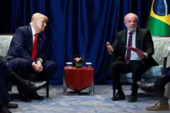 O presidente dos EUA, Donald Trump, ouve o presidente brasileiro Luiz Inácio Lula da Silva discursar durante reunião à margem da 47ª Cúpula da Associação de Nações do Sudeste Asiático (ASEAN), em Kuala Lumpur, Malásia, em 26 de outubro de 2025.