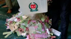 বাক্স উল্টে মেঝের ওপর ভোট ফেলে গণনার প্রস্ততি, ফাইল ছবি