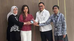 Pemimpin Redaksi CNN Indonesia Titin Rosmasari (kiri) dan wartawan Diana Valencia (dua dari kiri) setelah bertemu BPMI Sekretariat Presiden pada Senin (29/9).