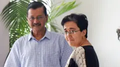 मंगलवार को राजभवन में एलजी से मुलाक़ात करने पहुँचे अरविंद केजरीवाल और आतिशी
