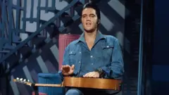 Elvis Presley saat tampil di televisi pada 1968 lampau. 