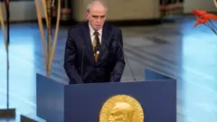 یان راچینسکی هنگام دریافت جایزه نوبل صلح ۲۰۲۲