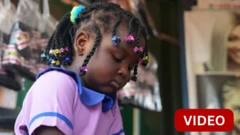 மேற்கு ஆப்பிரிக்கா: சிகை அலங்கார நிபுணராக இணையத்தைக் கலக்கும் 3 வயது சிறுமி