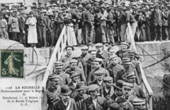 Foto em preto e branco do embarque de membros da 'gangue Bonnot', uma organização criminosa francesa da Belle Époque, com destino à bagne na Guiana Francesa, em 1913