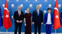 Türkiye Dışişleri Bakanı Hakan Fidan (sağdan ikinci), Avrupa Birliği (AB) Dış İlişkiler ve Güvenlik Politikası Yüksek Temsilcisi ve Avrupa Komisyonu Başkan Yardımcısı Kaja Kallas (soldan ikinci), AB Genişlemeden Sorumlu Komiseri Marta Kos (sağda) ve AB İçişleri ve Göçten Sorumlu Komiseri Magnus Brunner (solda) ile 30 Haziran 2026 tarihinde Ankara’da bir araya geldi. Fidan ve heyet yan yana ayakta poz veriyor. 