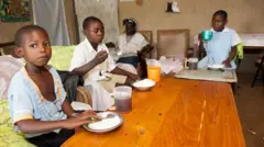 ኬንያውያንታዳጊዎች ሩዝ እየተመገቡ