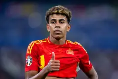 ਸਪੇਨ ਦੇ ਲਮੀਨ ਯਮਾਲ, ਮਿਊਨਿਖ ਦੇ ਫੁੱਟਬਾਲ ਐਰੀਨਾ ਵਿੱਚ ਫਰਾਂਸ ਦੇ ਖਿਲਾਫ ਮੁਕਾਬਲੇ ਦੌਰਾਨ 