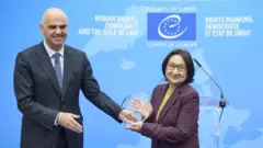 Укук коргоочу Азиза Абдирасулова жана Европа кеңешинин баш катчысы Ален Берсе.