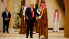 O presidente dos EUA, Donald Trump, gesticula ao lado do príncipe herdeiro saudita, Mohammed Bin Salman
