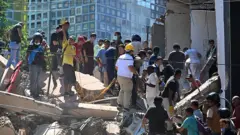 Pessoas em cima de destroços em Cali