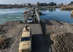 Suriye'nin doğusundaki Deyrizor vilayetinde Fırat Nehri'nin doğu ve batı kıyıları arasındaki köprüden araçlar geçiyor. 