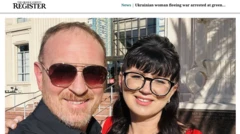 Скріншот зі сторінки видання The Orange County Register, на якому видно фото Вікторії з чоловіком