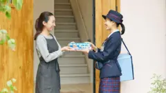 Repartidora de yogur entregando Yakult 