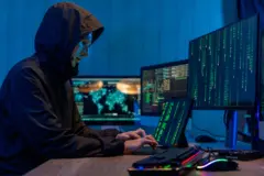 Un actor simulando ser pirata cibernético.