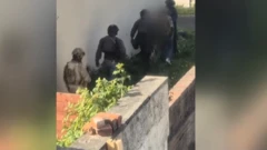 مقطع من فيديو لضباط مكافحة الإرهاب وهم يقومون بعملية اعتقال لأحد المشتبه فيهم