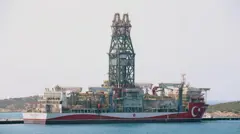 Türkiye bayraklı bir sondaj gemisi Mersin'deki Taşucu limanından Doğu Akdeniz'deki ilk sondajını yapmak üzere yola çıkarken - 9 Ağustos 2022