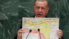 يريد الرئيس التركي رجب طيب أردوغان إنشاء "منطقة آمنة" بطول 32 كم داخل الأراضي السورية
