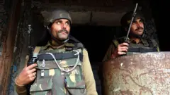 இந்தியா - பாகிஸ்தான்: ராணுவ பலம் யாருக்கு அதிகம்? யாரிடம் எவ்வளவு அணு ஆயுதம் உள்ளது?