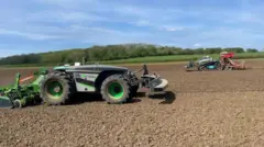 ที่ปรึกษาด้านการเกษตรอิสระรายหนึ่งอธิบายว่า รถแทรกเตอร์ที่ขับเคลื่อนด้วยตัวเอง คือ "การปฏิวัติวงการ" 