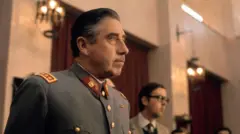 El general Augusto Pinochet, jefe de la junta militar gobernante de Chile y vestido con uniforme militar, ofrece una rueda de prensa en la Escuela Superior de Guerra de Santiago en septiembre de 1973.