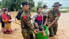 Para korban banjir dibantu oleh personel militer di wilayah Naypyidaw, Myanmar, pada 13 September 2024.