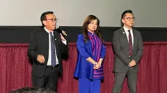 Ông David Dương, bên trái, là người kể lại câu chuyện trong phim cùng với hai người em Christina và Victor