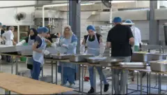 تحضير الوجبات لتوزيعها على النازحين