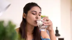 બીબીસી ગુજરાતી પાણી ડિહાઈડ્રેશન હાઈપોનેટ્રેમિયા કિડની બીમારી આરોગ્ય પેશાબ