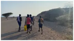 ከየመን በጅቡቲ ወደ ኢትዯጵያ በእግራቸው የሚመለሱ ስደተኞች በኦቦክ እና ታጁራ መንገድ ላይ