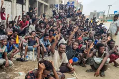 Godaantonni Itoophiyaa naannoo Amaaraa irraa ta'an tajaajilli bu'uuraa dhabamuu isaa mormuun magaalaa buufata doonii kibba Yaman Aden keessatti mormii dhageessisan.