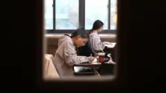 如何捱得过8小时的考试？“修能”——韩国最艰难的考试